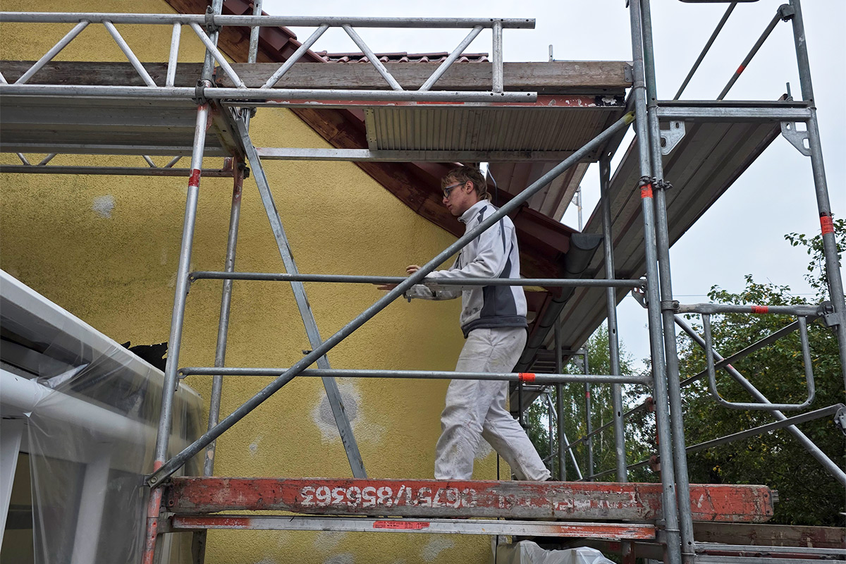 Ein Schüler beim Praktikum auf der Baustelle