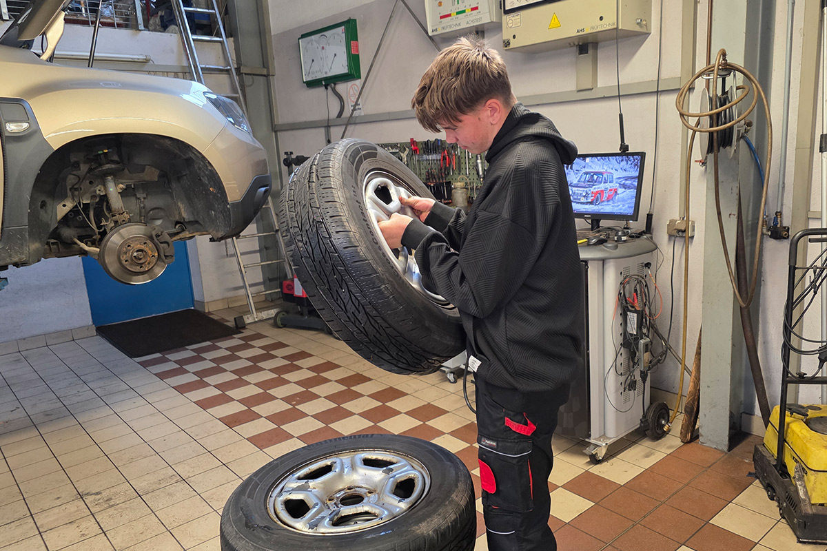 Ein Schüler beim Praktikum in der KFZ-Werkstatt