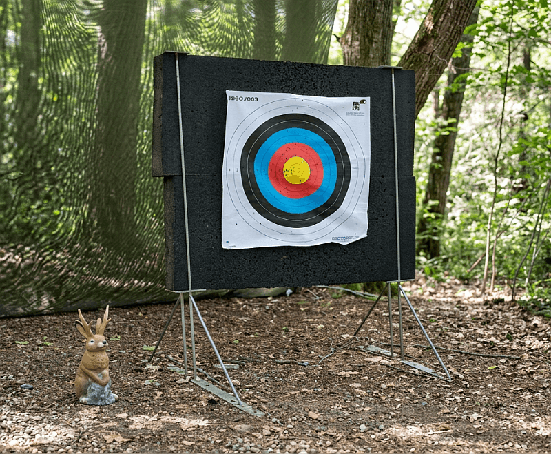 Eine Zielscheibe auf dem Bogenparcour